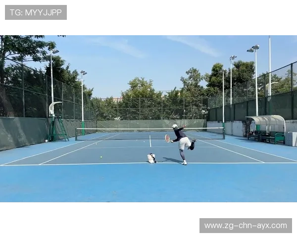 网球发球上网致胜成为经典战术示范 网球发球上网致胜成为经典战术示范