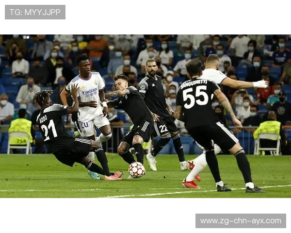 巴塞罗那前压一步，中路空档随即出现